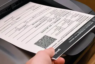 Profissional imprimindo CRLV-e em despachante.